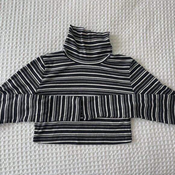 Motel - Longsleeve Striped Cropped Turtleneck - Picture 2 of 3